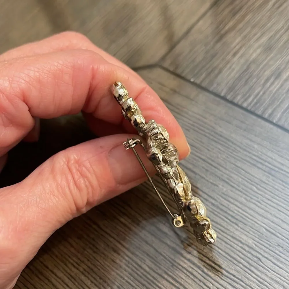 Vintage Paisley Cluster Rhinestone Crystal Brooch, Silver-tone